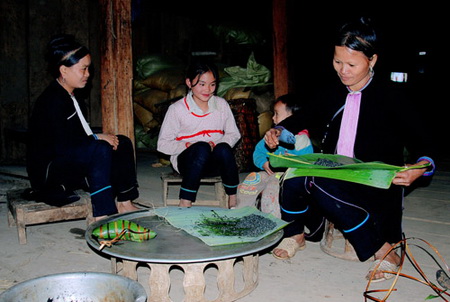 Độc đáo bánh chưng đen của người Dao bên dòng Đà Giang ảnh 1